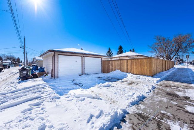 2002 40 Street Se, Home with 4 bedrooms, 2 bathrooms and 2 parking in Calgary AB | Image 6