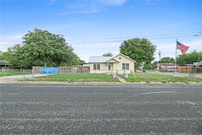 811 E Clare Street, House other with 3 bedrooms, 3 bathrooms and null parking in Beeville TX | Image 3