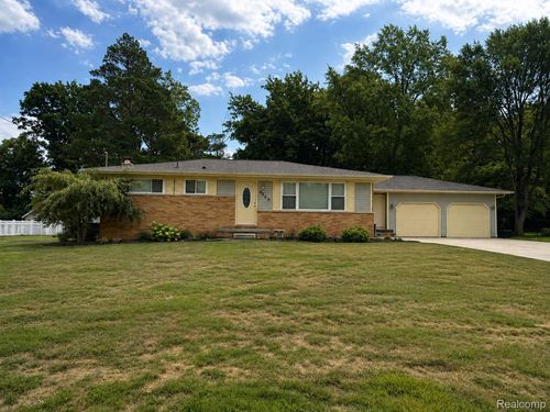 5060 Tahquamenon Trl, Flushing, MI, 48433-1218 | Card Image