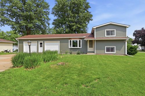 124 Park Ave S, Eldridge, IA, 52748-9659 | Card Image