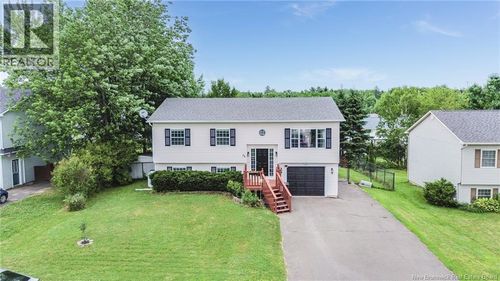 74 Duffie Dr, Oromocto, NB, E2V4L3 | Card Image