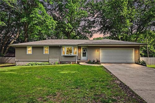 321 Matthews Ln, Gower, MO, 64454-9158 | Card Image