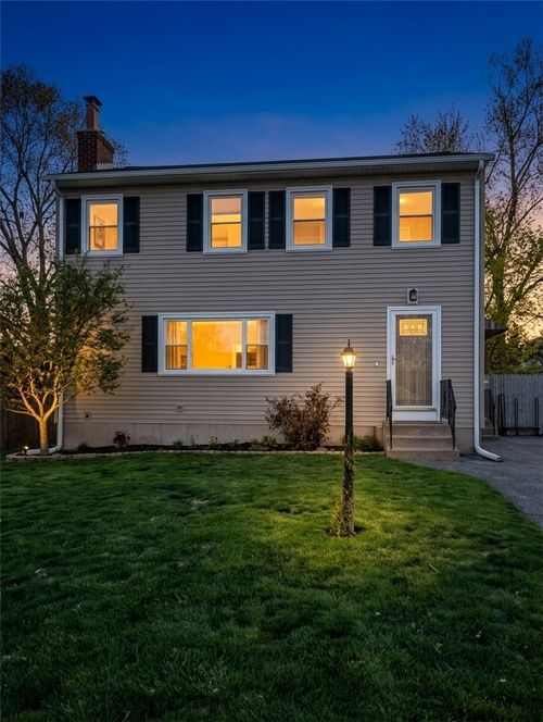 74 Williams St, Cumberland, RI, 02864-7117 | Card Image