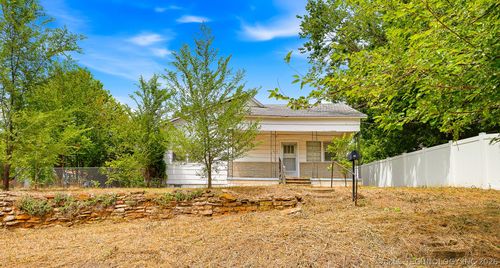 327 W 1st St, Konawa, OK, 74849-2001 | Card Image