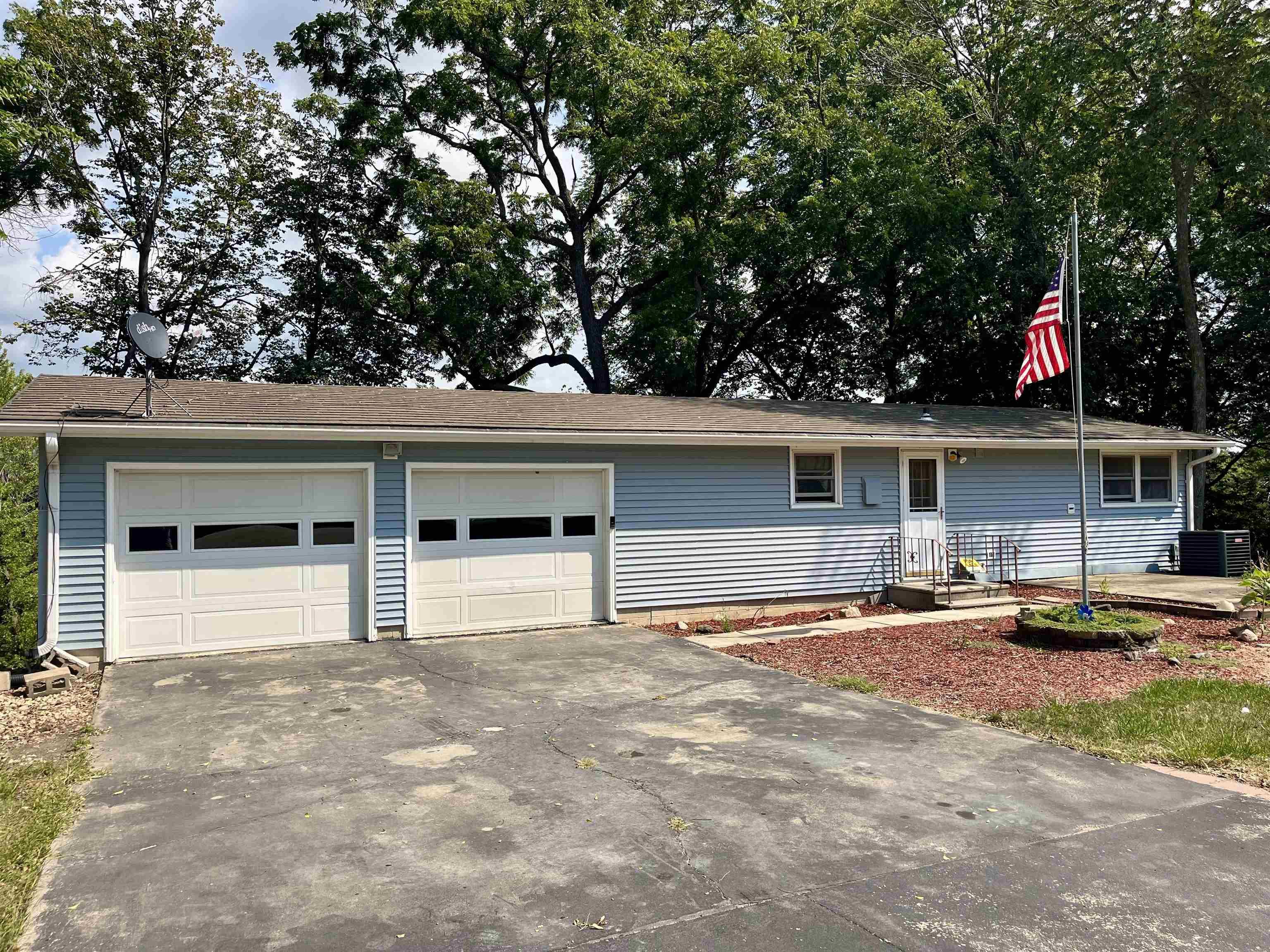Cedar Dr, Waverly, IA 50677