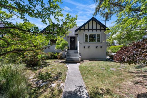 990 Hampshire Rd, Victoria, BC, V8S4S7 | Card Image