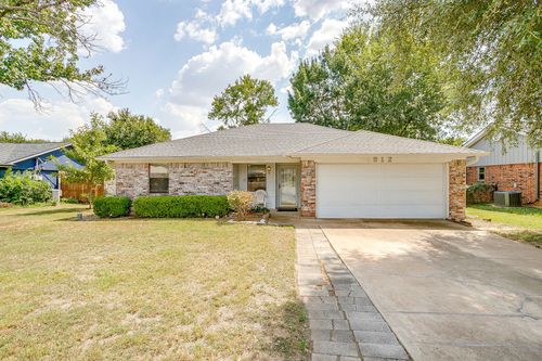 912 Hollow Creek Rd, Burleson, TX, 76028-6241 | Card Image