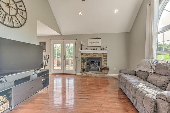 517 W Glade St, House other with 3 bedrooms, 3 bathrooms and null parking in Glade Spring VA | Image 7