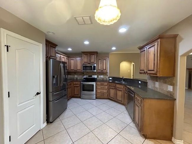 Large Kitchen w/pantry | Image 6