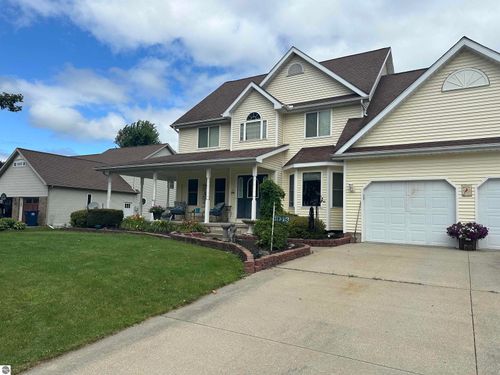 1043 Clubhouse Dr, Lake Isabella, MI, 48893-9339 | Card Image