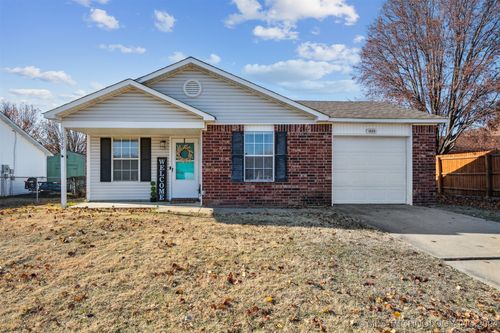 1929 Lexington Road, Claremore, OK, 74017 | Card Image