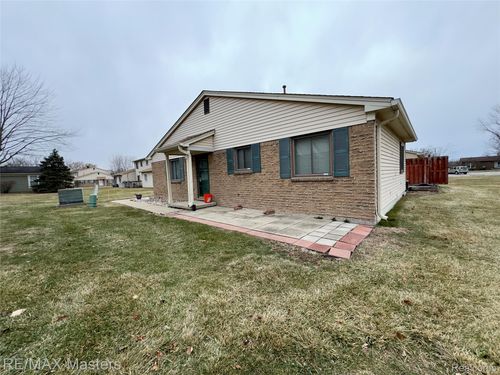 20037 Village Green Ct, Brownstown Twp, MI, 48183-5042 | Card Image