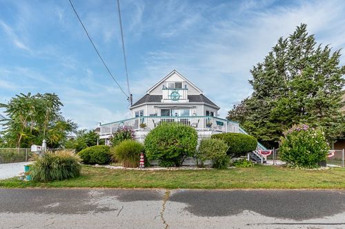 15 Elgin St, Warwick, RI, 02889-3607 | Card Image
