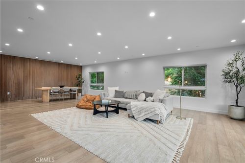 101-14157 Tiara St, Van Nuys, CA, 91401-4048 | Card Image