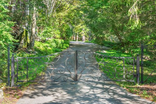 35 Neustadt Ln, Chappaqua, NY, 10514-3804 | Card Image