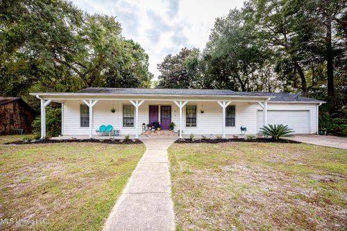 109 Reynolds Cir, Ocean Springs, MS, 39564-9736 | Card Image