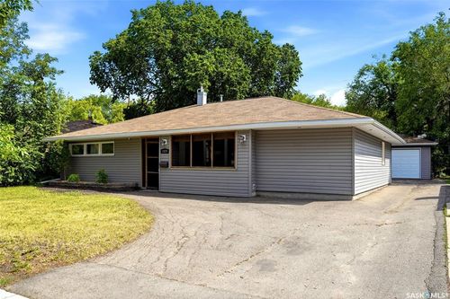 1829 Grant Dr, House with 2 bedrooms, 1 bathrooms and 4 parking in Regina SK | Card Image