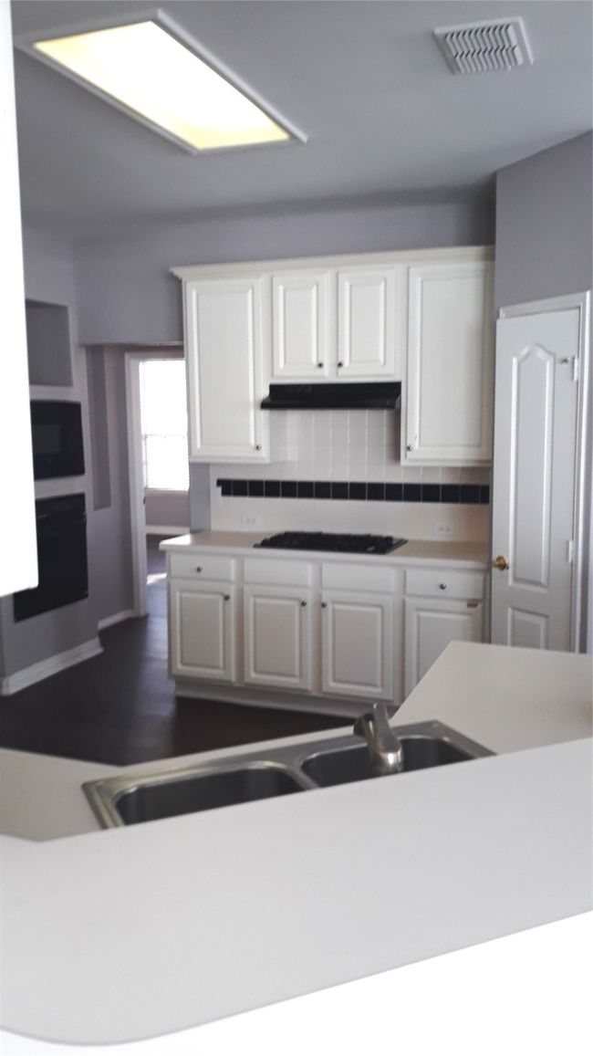 LARGE KITCHEN WITH GAS STOVE AND LOTS OF CABINETS! | Image 10