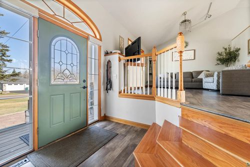 714 Creekside Cir, Duluth, MN, 55811-4205 | Card Image