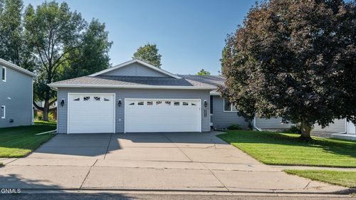 3053 Greenwood Dr, Bismarck, ND, 58503-0161 | Card Image