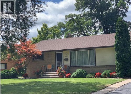 3735 Glenwood Ave, Windsor, ON, N9E2Y6 | Card Image