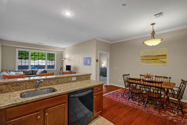 UNIT-211 - 1 King Philip Dr, Condo with 2 bedrooms, 2 bathrooms and null parking in West Hartford CT | Image 6