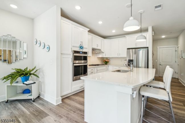 UNIT-103 - 2 Vanderbilt Blvd, Townhouse with 2 bedrooms, 2 bathrooms and null parking in Florham Park NJ | Image 5