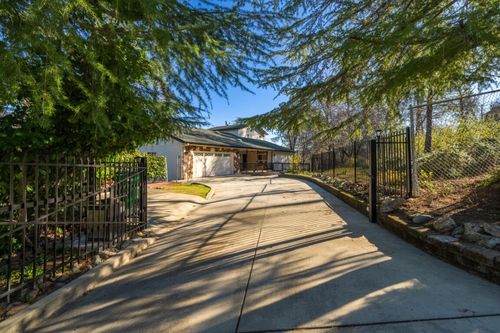 15943 Highland Cir, Redding, CA, 96001-8724 | Card Image