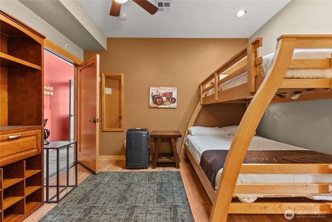 Full bed below and twin bed above allows great versatility and space savings. | Image 29