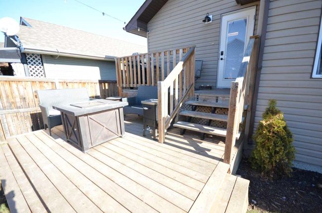 43 Regatta Way, Home with 3 bedrooms, 2 bathrooms and 2 parking in Sylvan Lake AB | Image 3