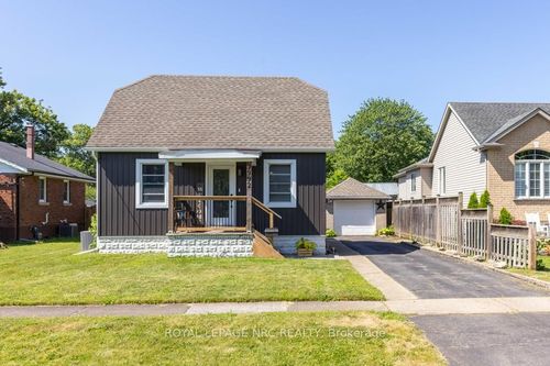 7992 Peter St, Niagara Falls, ON, L2G6S9 | Card Image