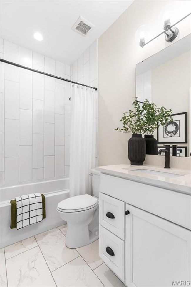 Full bathroom shared by the secondary bedrooms. | Image 41