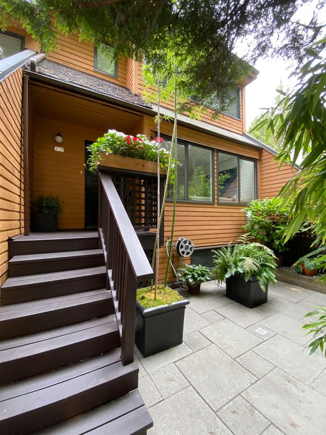 409 Chesterfield Avenue, Townhouse with 3 bedrooms, 2 bathrooms and 2 parking in North Vancouver BC | Image 2