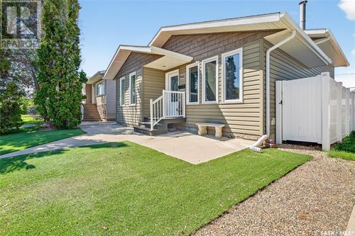 1042 Montgomery St, Moose Jaw, SK, S6H2X1 | Card Image