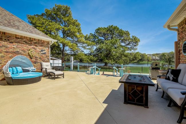 Privater patio offers space for entertaining and relaxation | Image 25