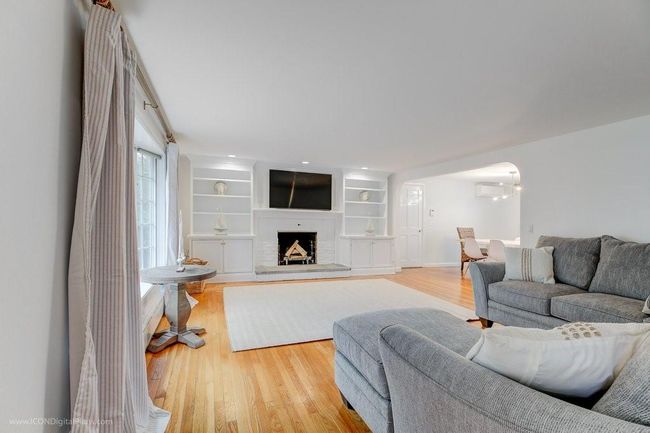 569 Turner Rd, Home with 4 bedrooms, 3 bathrooms and 6 parking in Middletown RI | Image 8