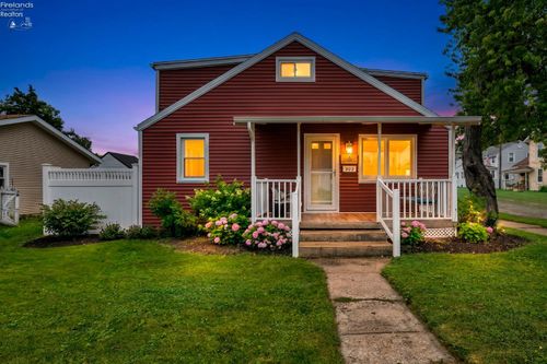 902 E 2nd St, Port Clinton, OH, 43452-1206 | Card Image