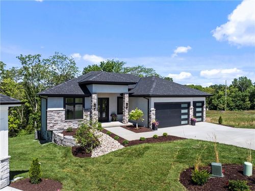 2504 Woodland Cir, Lee's Summit, MO, 64086 | Card Image