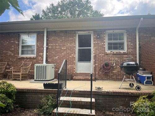 525 12th St Sw, Hickory, NC, 28602-2500 | Card Image