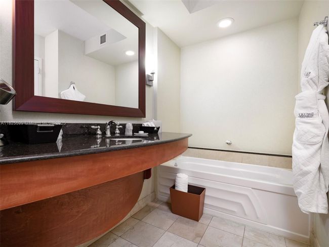 1418 - 18001 Collins Ave, Condo with 0 bedrooms, 1 bathrooms and null parking in Sunny Isles Beach FL | Image 9