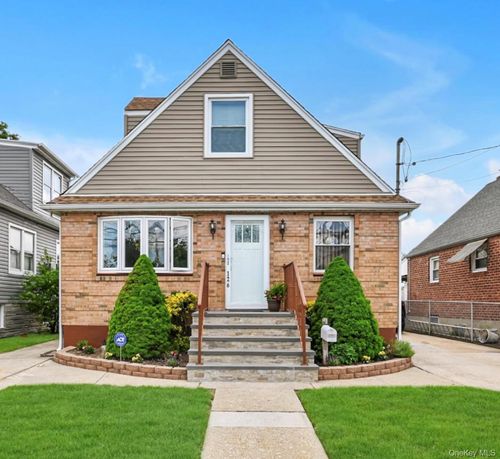 126 Roeckel Ave, Valley Stream, NY, 11580-3545 | Card Image