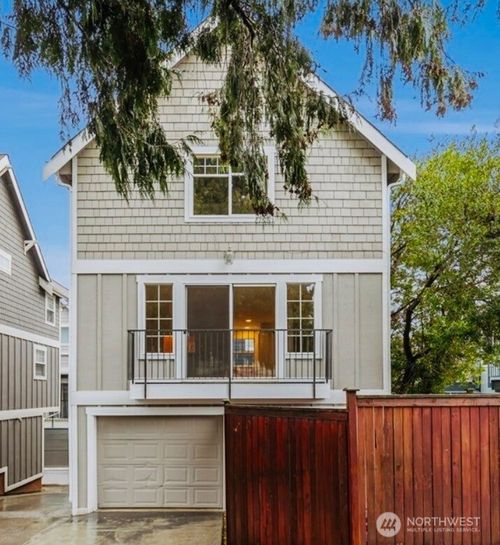 910 N 74th St, Seattle, WA, 98103-5118 | Card Image