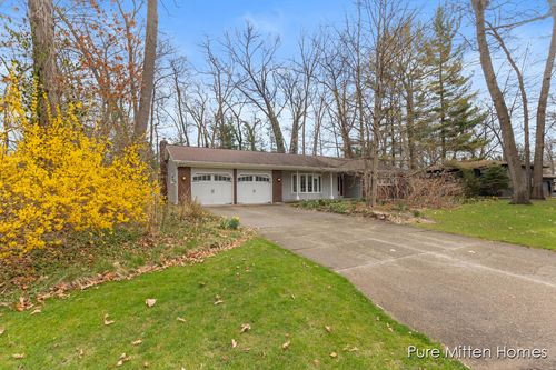 3290 Bentwood Dr Se, Grand Rapids, MI, 49546-9102 | Card Image