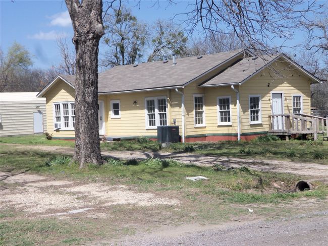 307 Ne 5 Th St, House other with 2 bedrooms, 2 bathrooms and null parking in Hubbard TX | Image 9