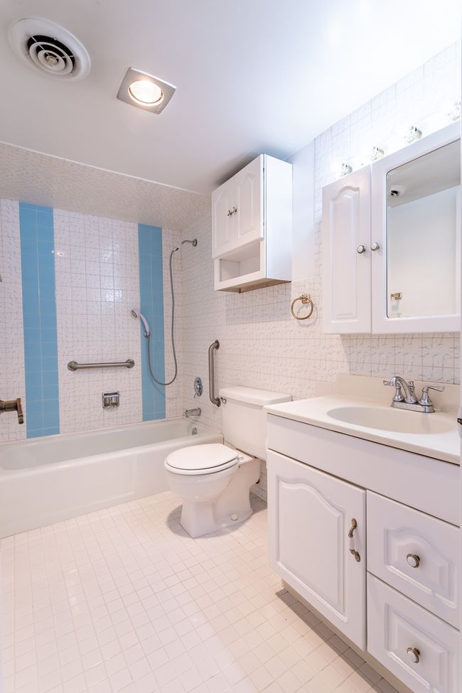 APT-203 - 1017 Burnham Ave, Home with 2 bedrooms, 1 bathrooms and 1 parking in Calumet City IL | Image 6