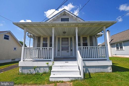 529 Montgomery Ave, BOYERTOWN, PA, 19512-9609 | Card Image