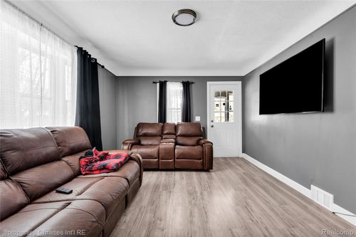 25636 New York St, Dearborn Heights, MI, 48125-1125 | Card Image