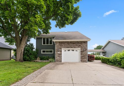 6628 Longworth Dr, Waterford Twp, MI, 48329-1343 | Card Image