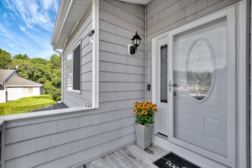 18 Vista Dr N, Manorville, NY, 11949 | Card Image