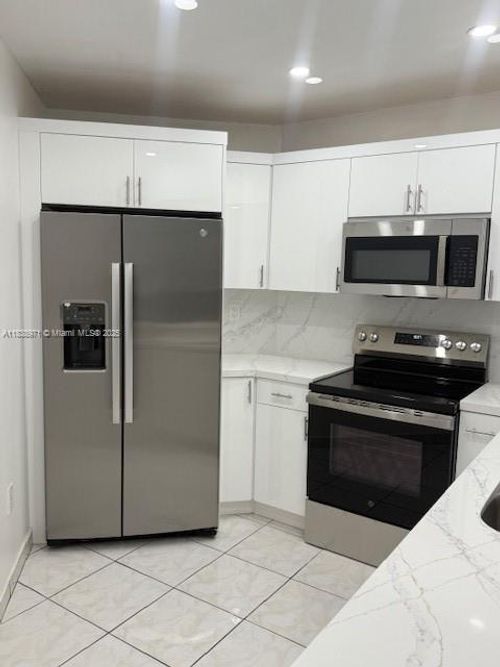 1-10233 Nw 9th Street Cir, Miami, FL, 33172-6632 | Card Image